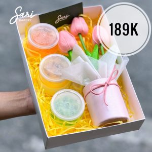 Hộp quà nắp mica chữ nhật gồm 3 hũ dessert mini, tulip hồng và ly pastel – Sari Bakery