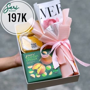Hộp quà nắp mica chữ nhật phối nơ hồng bản to, kèm bánh và hoa tulip – Sari Bakery