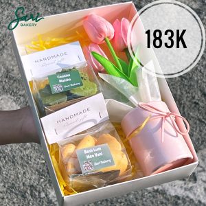 Hộp quà nắp mica chữ nhật phối tulip hồng, ly pastel và bánh handmade đóng gói – Sari Bakery