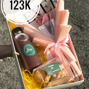 Hộp quà nắp mica chữ nhật gồm chai đồ uống, bánh handmade và bó hoa gói ruy băng hồng – Sari Bakery