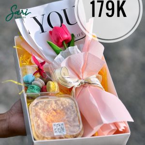 Hộp quà nắp mica chữ nhật phối hoa hồng đỏ và dessert, tông hồng pastel – Sari Bakery