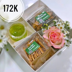 Hộp quà nắp mica vuông phối hoa hồng và bánh handmade – gợi ý quà 8/3 Sari Bakery