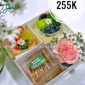 Set quà 8/3 hộp mica vuông gồm hoa hồng và bánh ngọt handmade trang trí đẹp – Sari Bakery