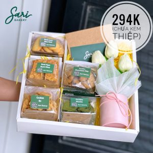 Hộp quà nắp mica vuông gồm nhiều bánh đóng gói, hoa tulip và ly hồng pastel – quà 8/3 Sari Bakery