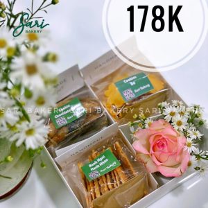 Hộp quà nắp mica vuông gồm bánh handmade và hoa hồng hồng pastel – quà tặng 8/3 Sari Bakery