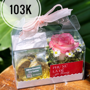 Set quà xách mica nhỏ kèm hoa hồng hồng pastel và bánh handmade trong hộp đỏ – Sari Bakery