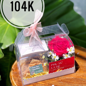 Hộp quà xách mica nhỏ phối hoa hồng đỏ, hoa bi trắng và bánh handmade – Sari Bakery