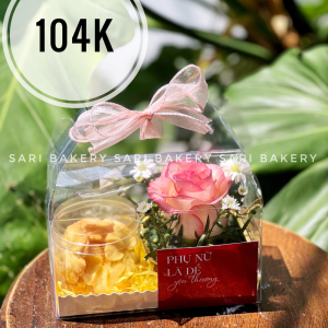 Hộp quà xách mica nhỏ gồm hoa hồng pastel và bánh handmade tông vàng – Sari Bakery