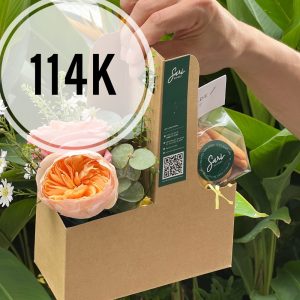 Set quà xách kraft kèm hoa hồng cam pastel và bánh handmade trong túi trong suốt – Sari Bakery