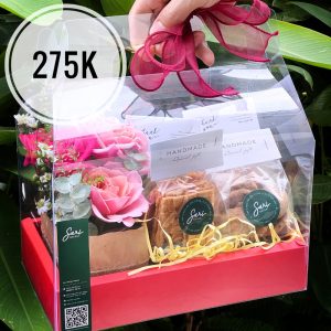 Set quà xách mica hoa hồng tông hồng phối bánh/đồ ngọt handmade trong hộp đỏ – Sari Bakery