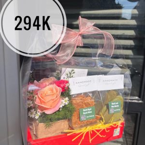 Hộp quà xách mica nơ hồng, hoa hồng cam và set hũ bánh handmade – Sari Bakery