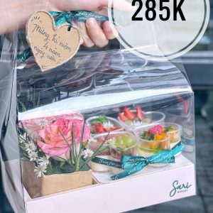 Túi quà xách mica trong suốt kèm hoa hồng và set bánh/đồ ngọt nhẹ – Sari Bakery