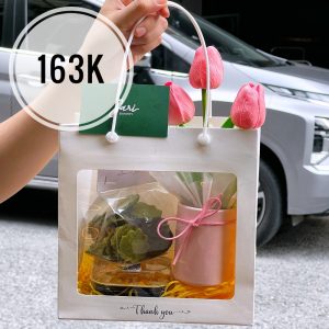 Túi quà quai xách vuông trong suốt kèm hoa tulip hồng và bánh handmade – Sari Bakery
