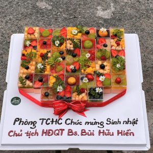 Cận cảnh panna cotta hũ vuông với phần trang trí trái cây